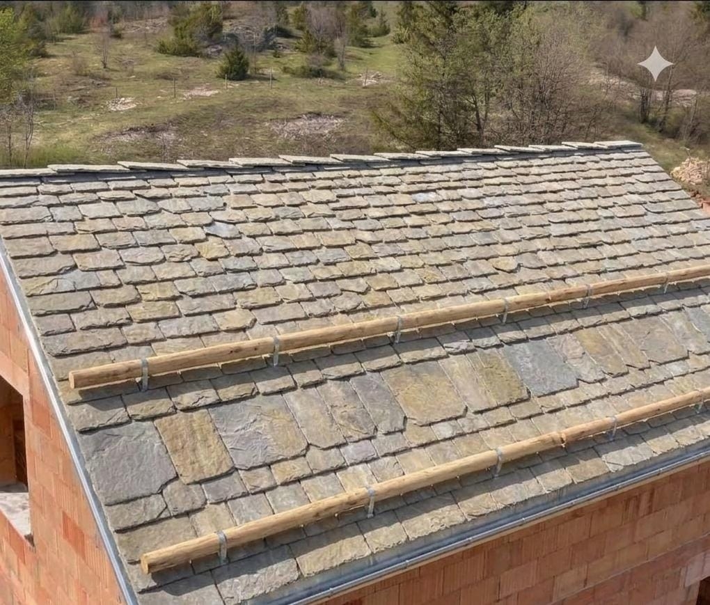 Réfection de toiture à Grimentz — chéneaux et ferblanterie terminés